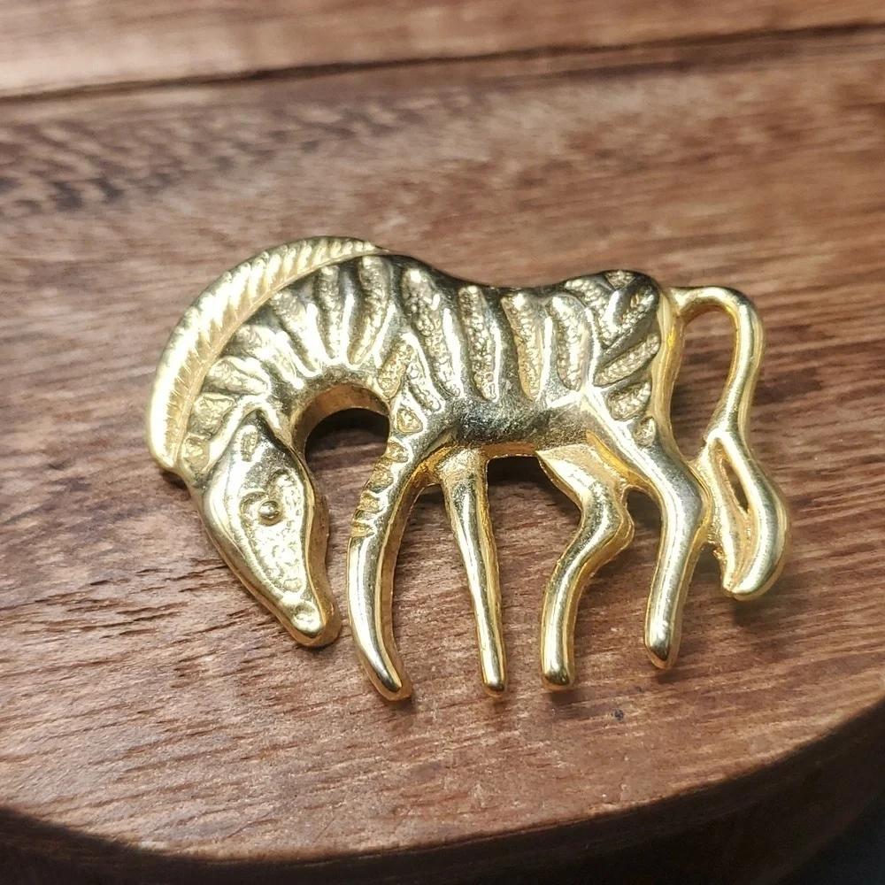 B505‎ zebra safari brooch